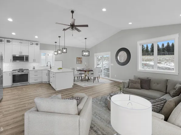 501 Lena Ct SE, Mandan, ND 58554