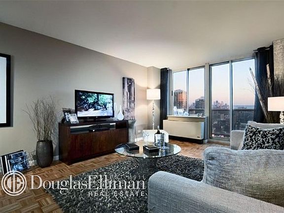 4th image of 560 W 43rd St APT 26H