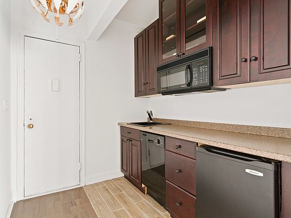 4th image of 24 5th Ave APT 228