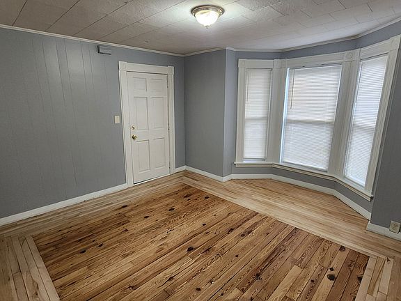 3rd image of 406 Belmont St APT 1