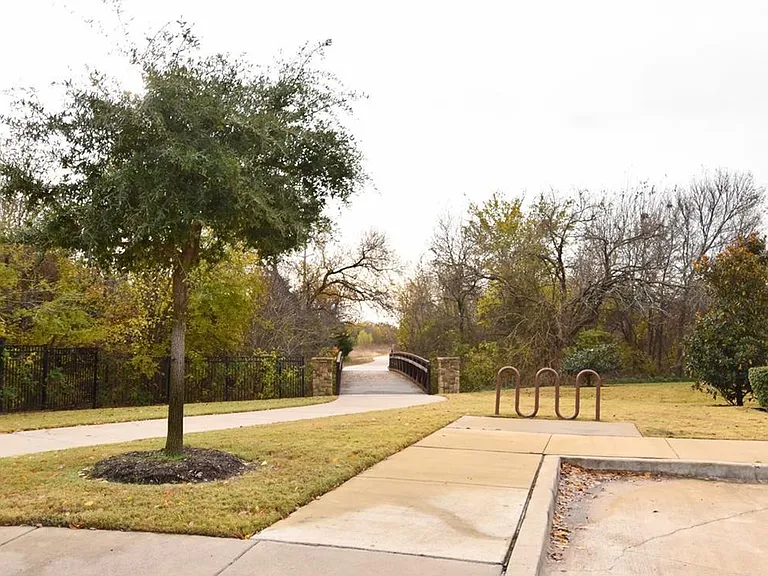 1708 Estacado Dr — Photo 21