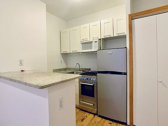 2nd image of 320 W 75th St APT 4D