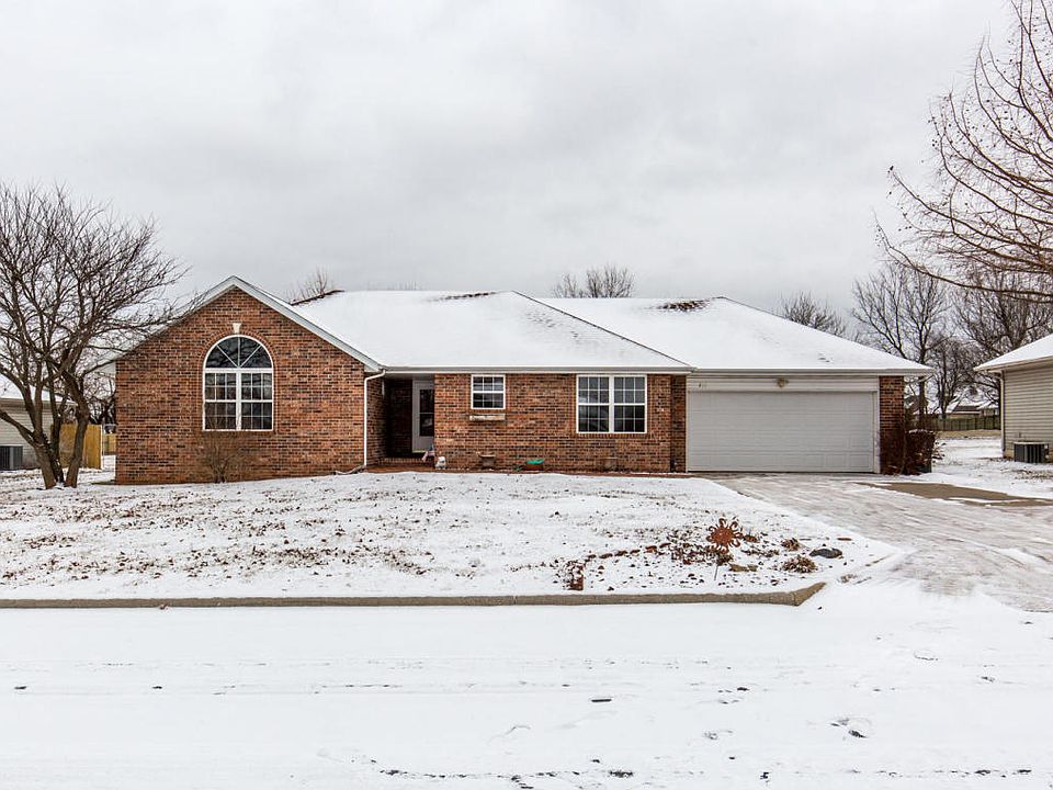 1st image of 212 N Grand Prairie Dr