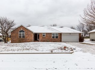 212 N Grand Prairie Dr, Willard, MO 65781