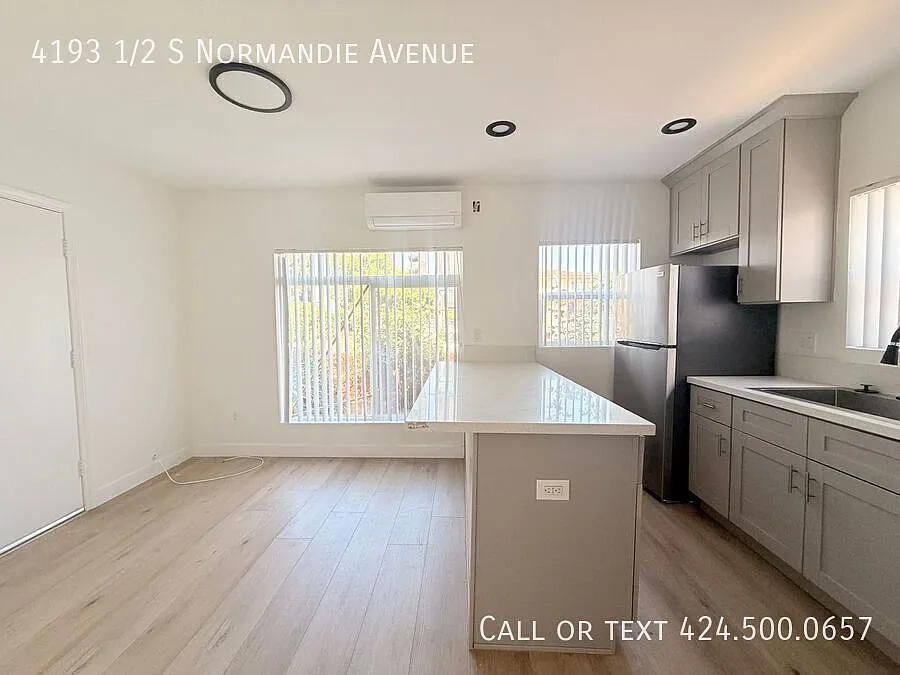 Building Photo - 4193 1/2 S Normandie Ave