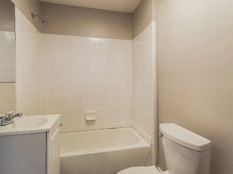 1135 Clark St — Photo 16