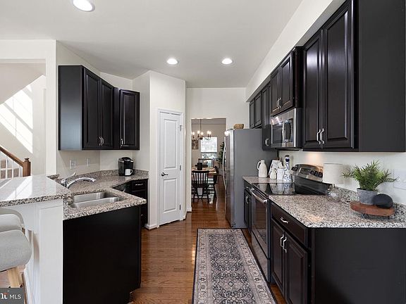3rd image of 585 Canal Dr