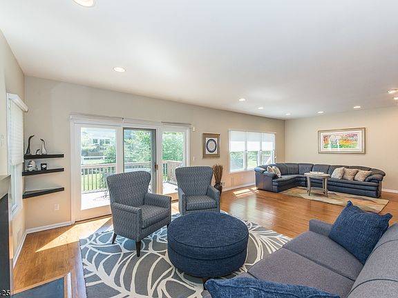 3rd image of 25 Pebble Beach Dr