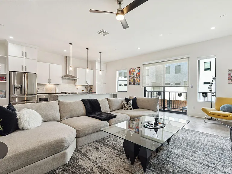 422 W 9th St #106 — Photo 24
