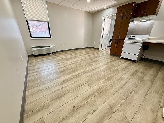 2nd image of 622 17th St #4
