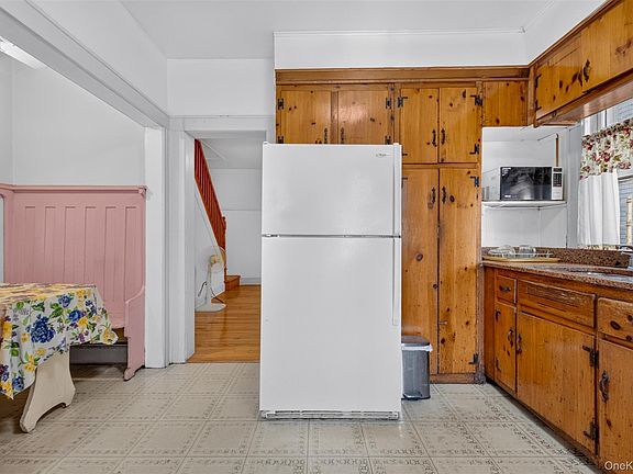 5th image of 4084 Denman Street