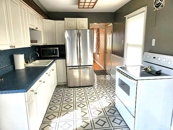 Kitchen complete with refrigerator, stove and microwave