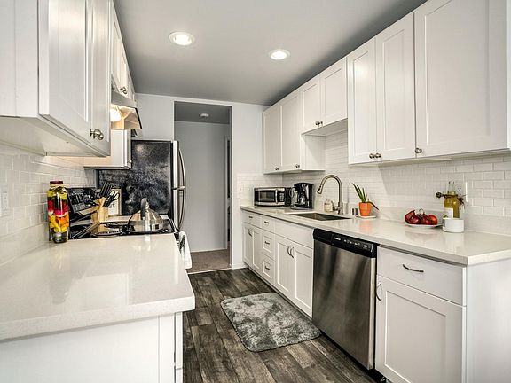 3rd image of 4000 California Ave SW APT 1A
