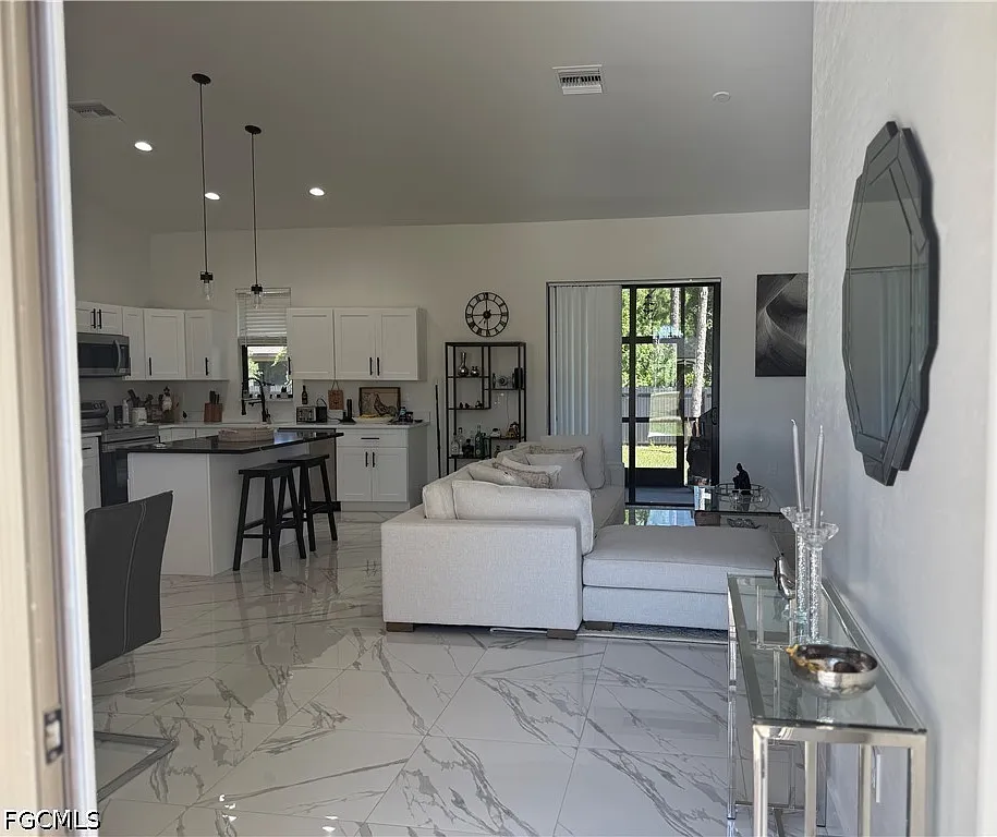 3 bed, 2.0 bath, 1601 sqft, $2,400 — Photo 3