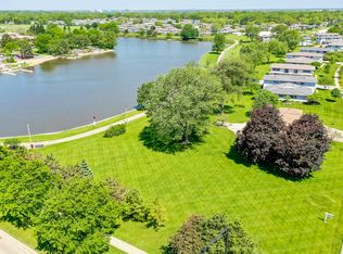 8 N Salem Dr, Schaumburg, IL 60194