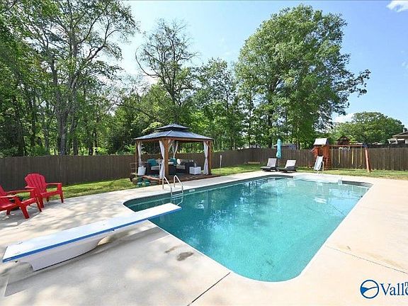 2nd image of 409 Pembrooke Cir SE