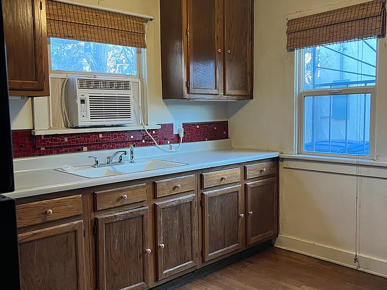 140 Girard Blvd NE — Photo 9