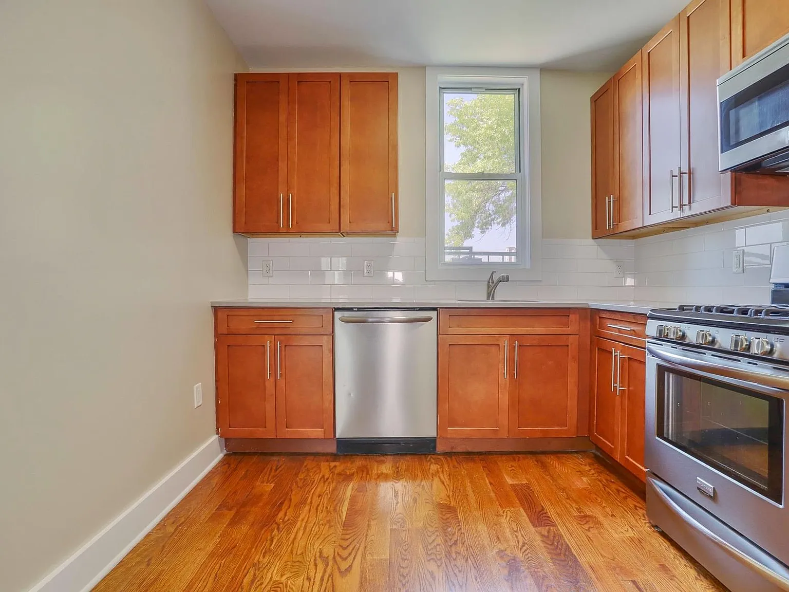 Apartment In Building, Hoboken, NJ, 07030 — Photo 4