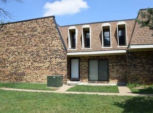2048 Country Club Dr, Woodridge, IL 60517