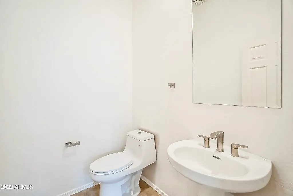 3 bed, 2385 sqft, $3,200 — Photo 4