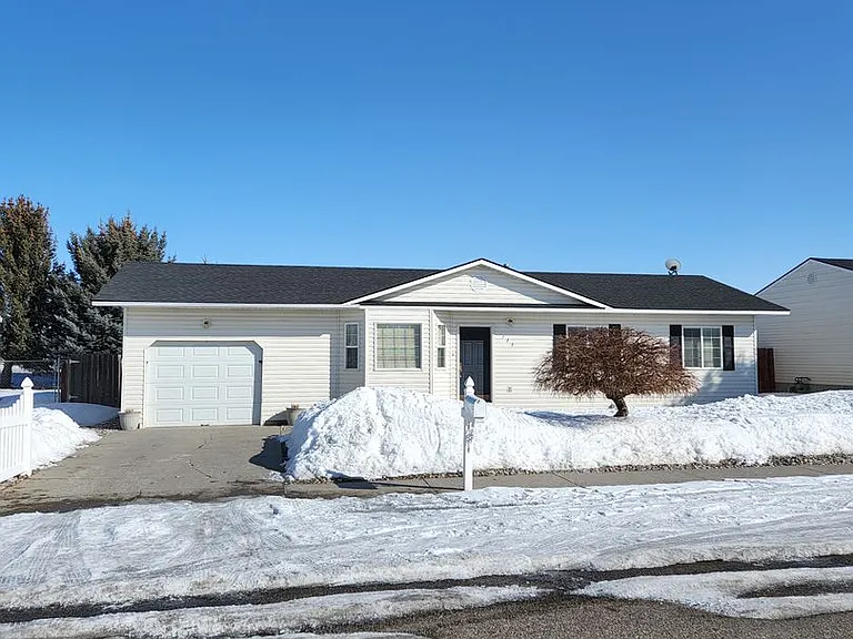 723 Laleene Dr — Photo 2