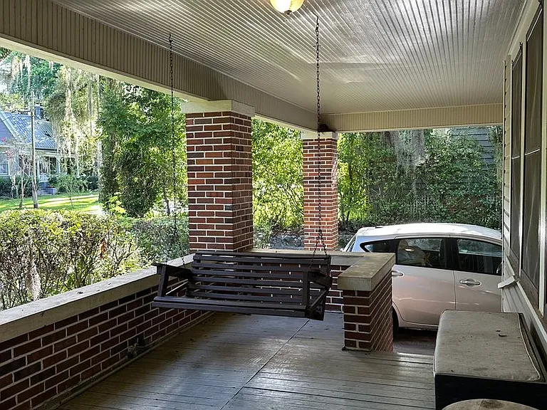 Beautiful downtown quad. 1 and 2 bed units available now. Pets allowed. — Photo 22