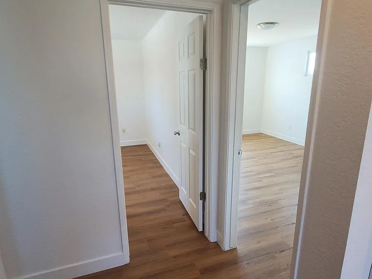 hallway between both bedrooms
