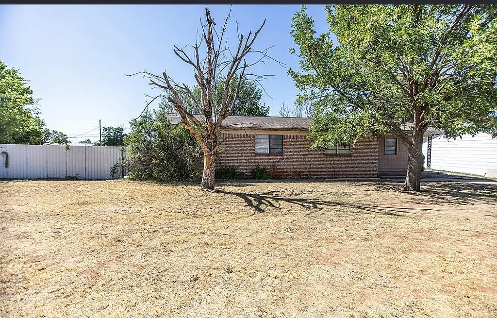 4 bed, 2.0 bath, 1944 sqft, $2,000 — Photo 2