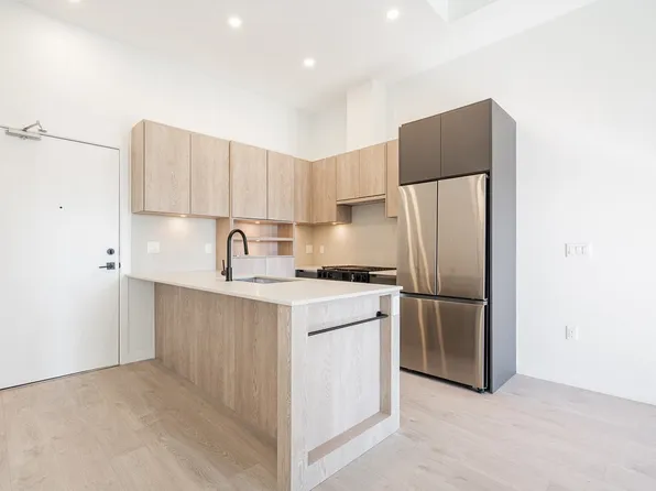 19577 65b Ave #304, Surrey, BC V3W 8S2