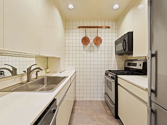 4th image of 107 E 36th St APT 4A