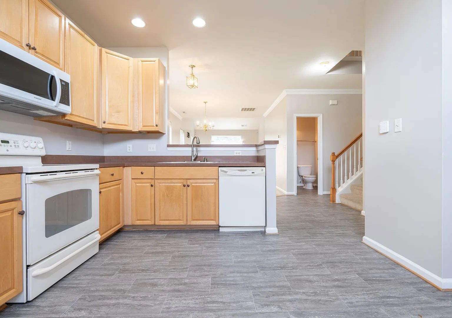 Move In Ready Townhome In The Heart Of Suffolk! — Photo 2