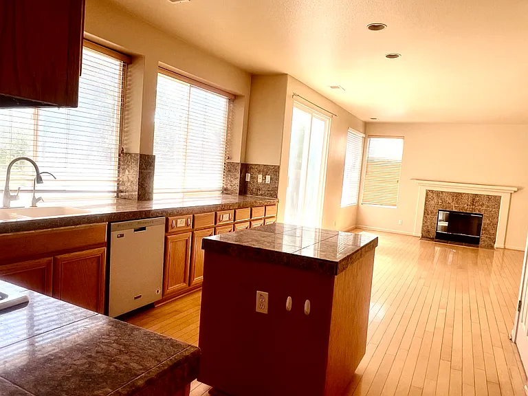 901 Hillock Ct — Photo 17