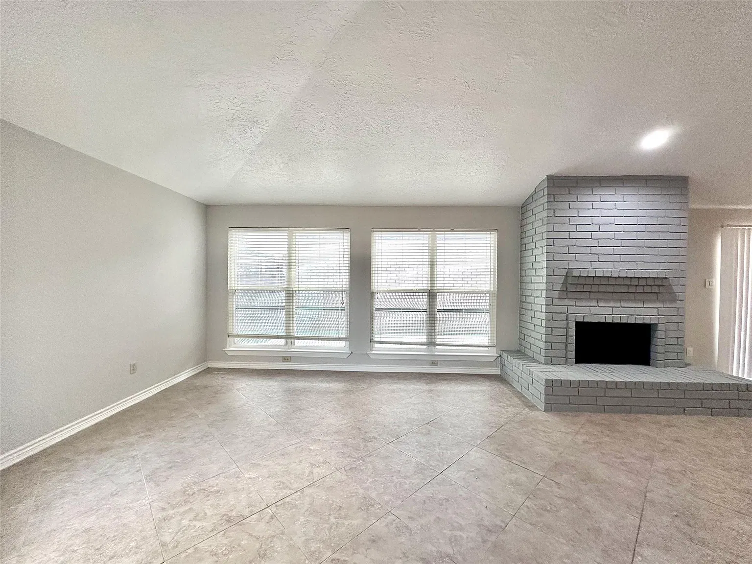 3 bed, 2.0 bath, 1839 sqft, $1,800 — Photo 4