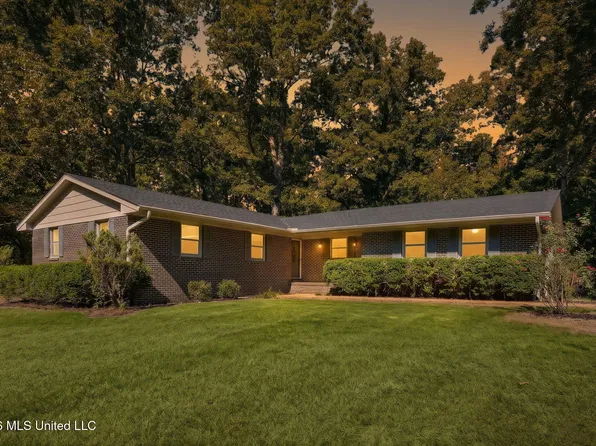 1098 W Woodward Ave, Holly Springs, MS 38635