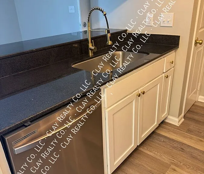 920L Highland Ave — Photo 9