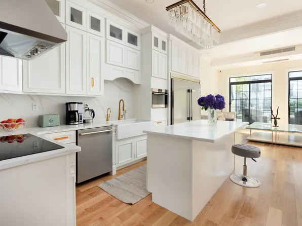 450 West 44th Street image 3 of 10