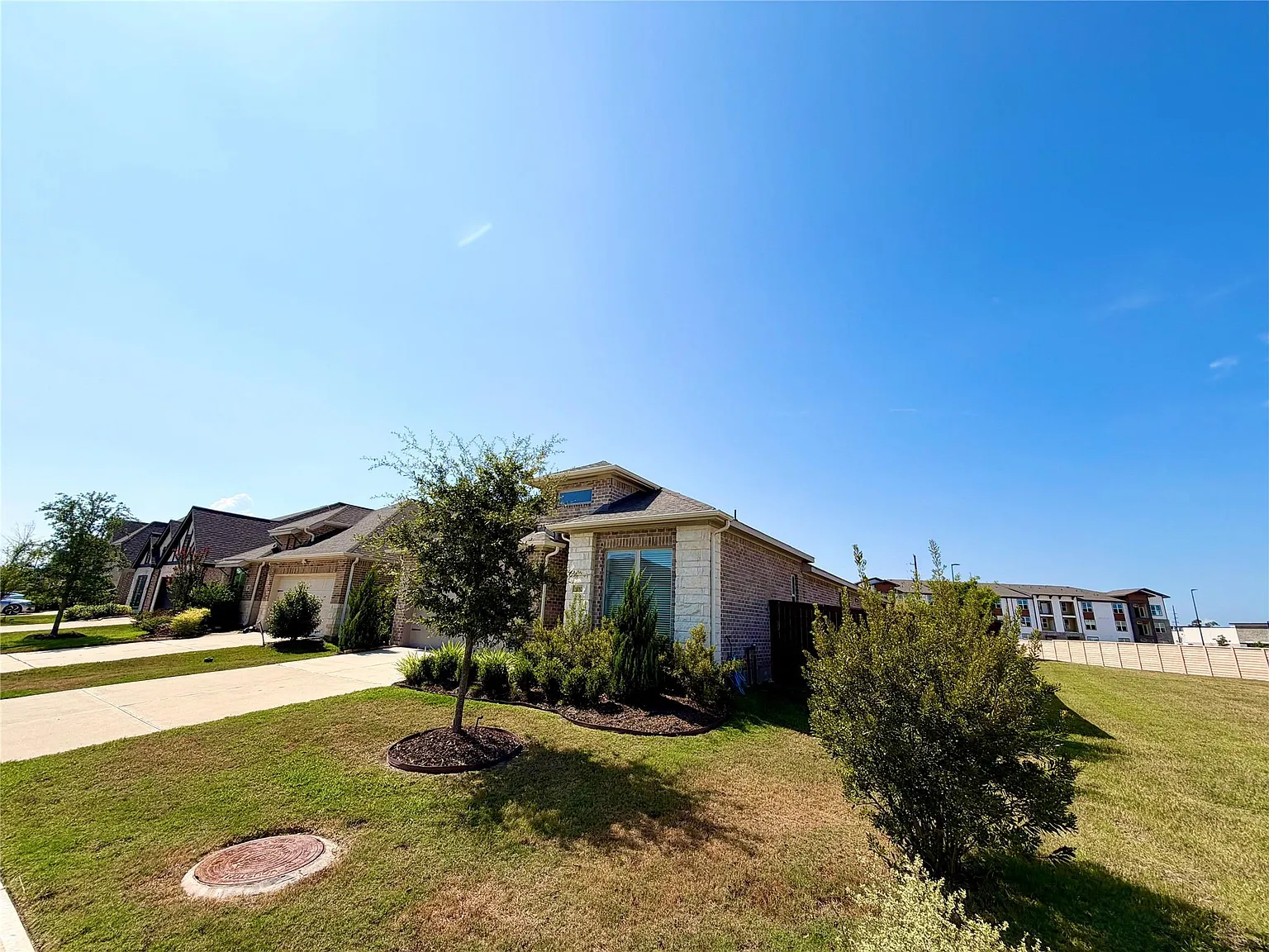 3 bed, 2.0 bath, 1982 sqft, $2,800 — Photo 3