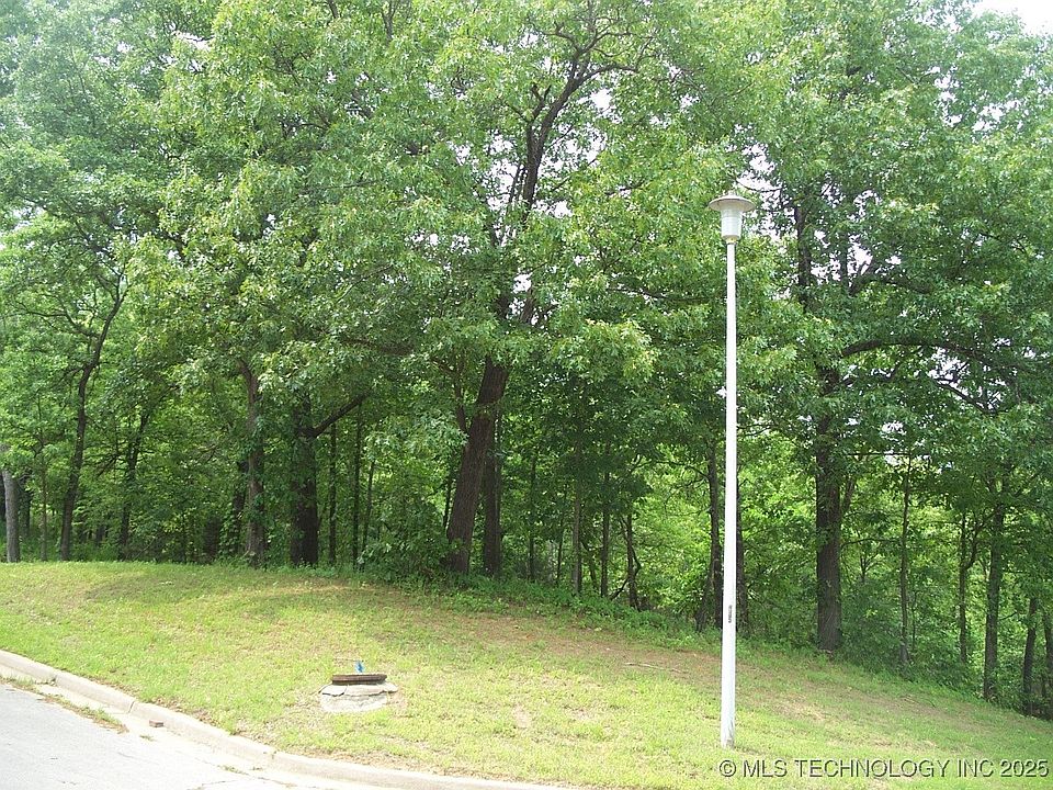 2nd image of N Woodland Pl