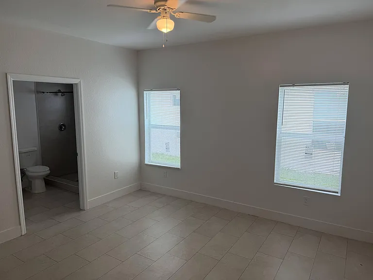 2604 NW 20th St — Photo 4