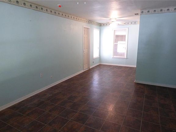 3rd image of 412 S Oaklawn Ave