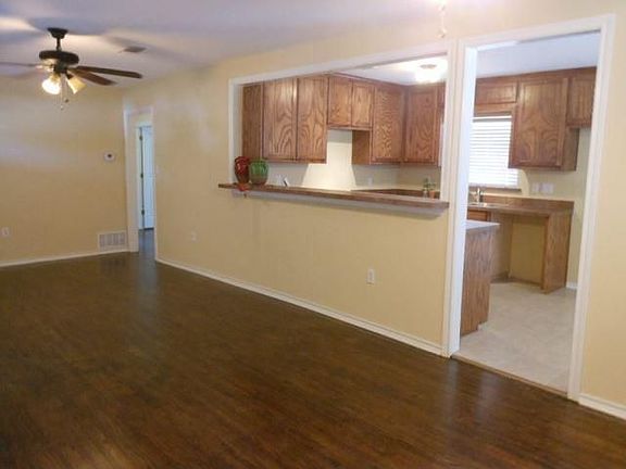 3rd image of 700 Connally Ter