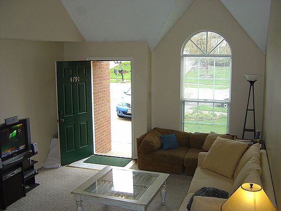 Living Rm w/ vaulted ceiling