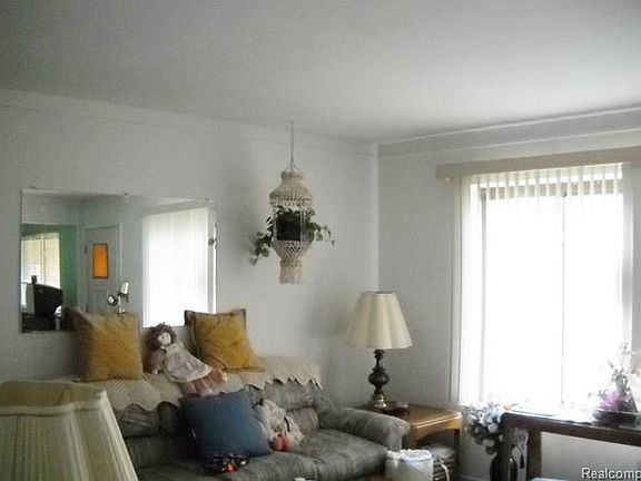 3rd image of 42126 Montroy Dr