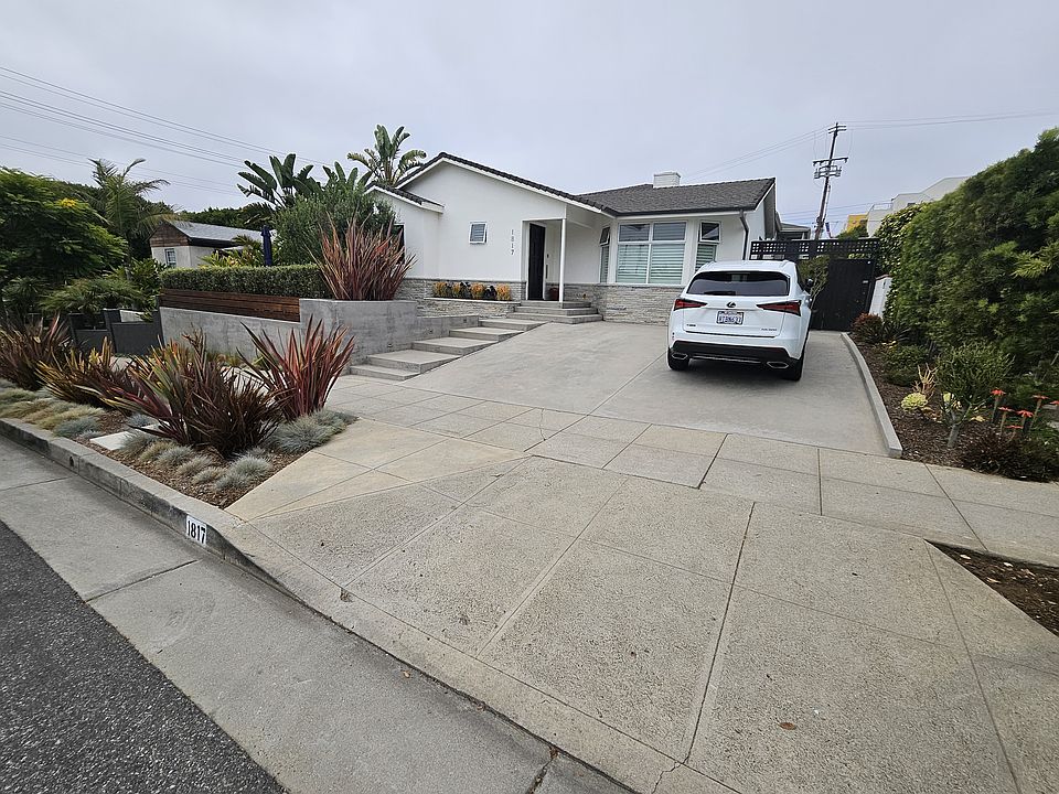 Street view. Front house + 4 apartments.
