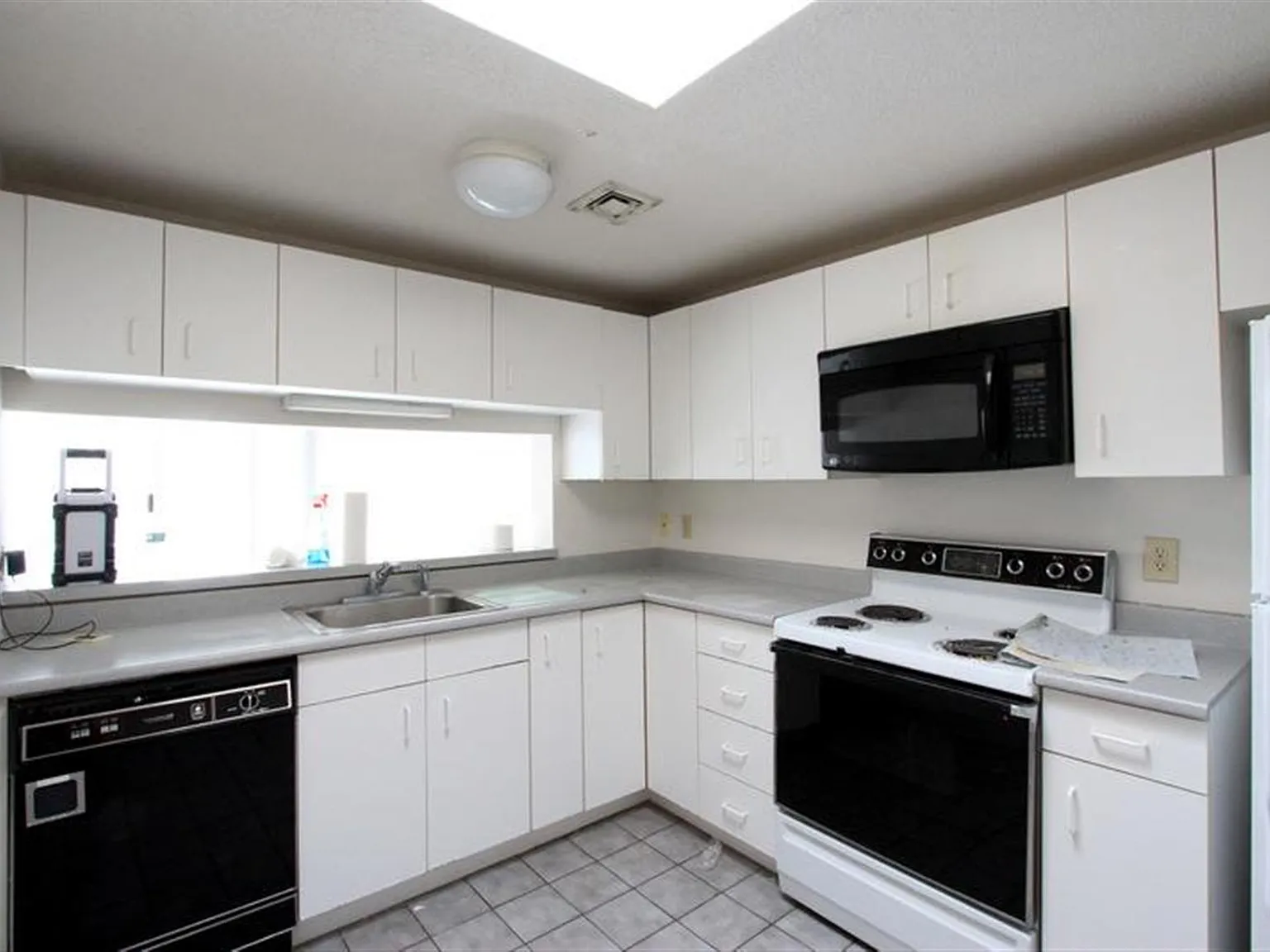 2 bed, 1200 sqft, $3,695 — Photo 2