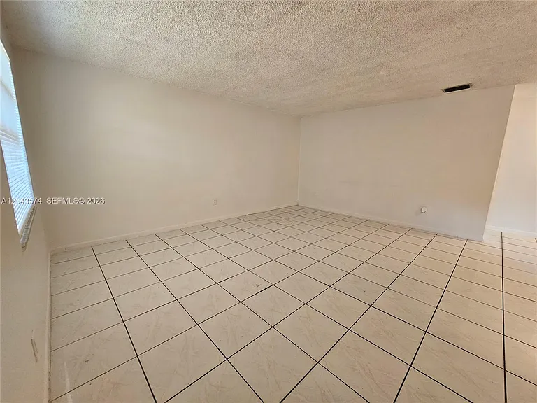 4621 SW 33rd Ave #4 — Photo 2