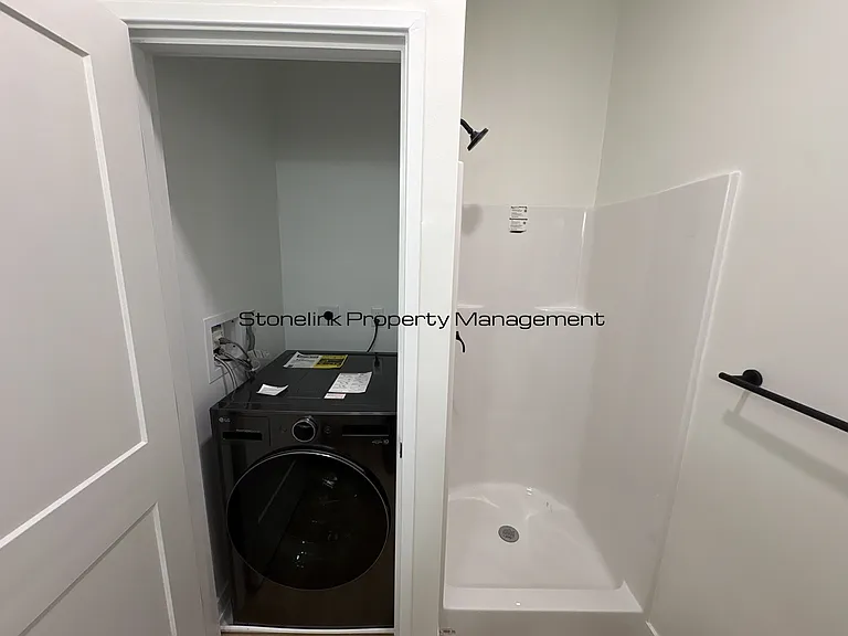 265 Manton Ave — Photo 47