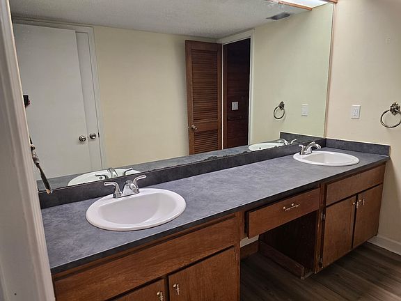 3rd image of 829 Fleming Ct