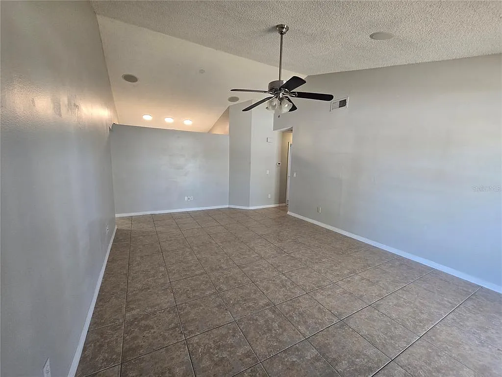 3 bed, 2.0 bath, 1136 sqft, $1,995 — Photo 2