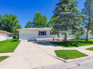 812 12th Ave NW, Waverly, IA 50677